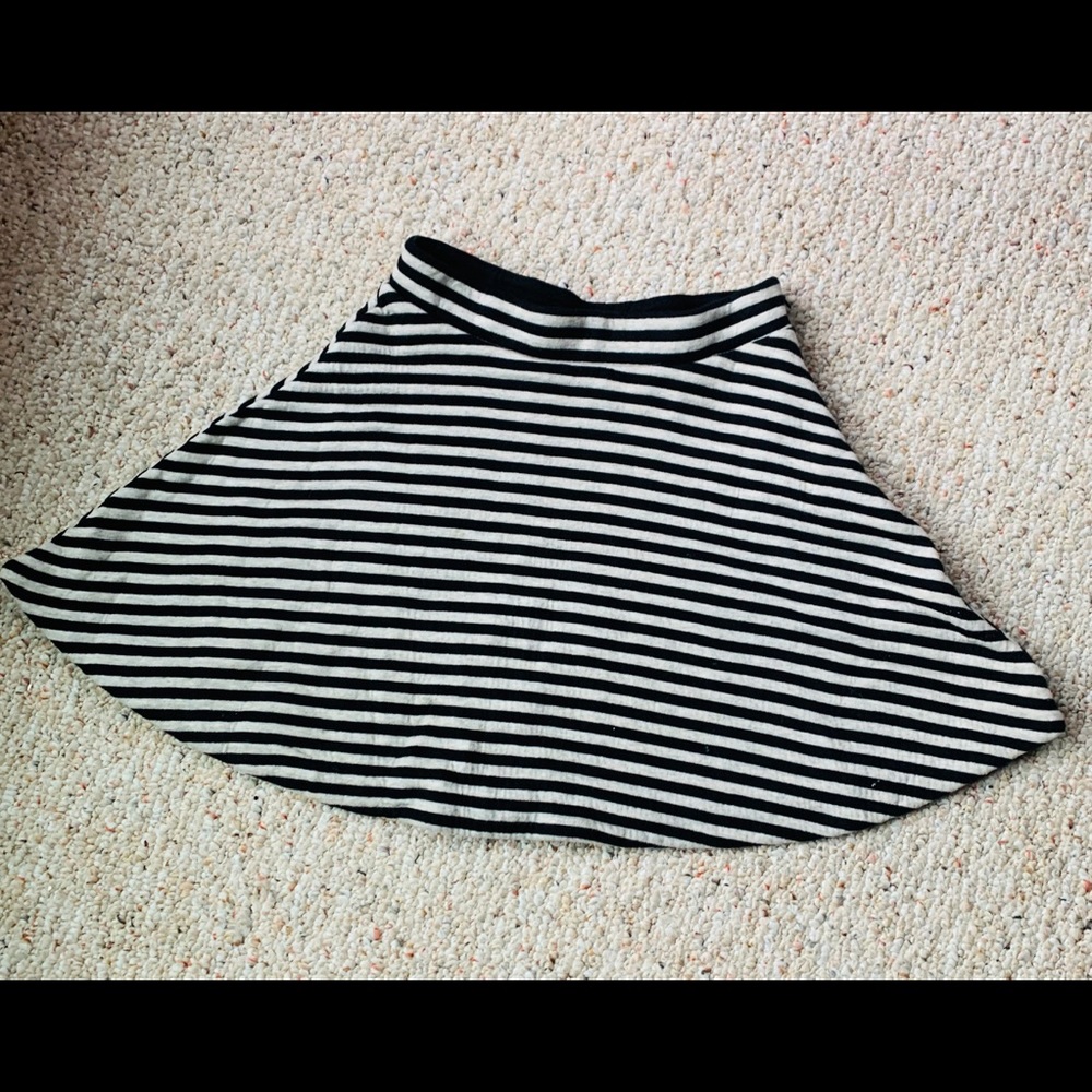 Cute Gap flowy striped skirt with side zip